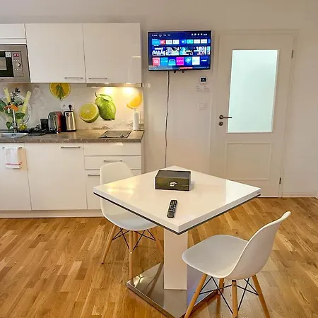 Serene Near Wenceslas Sq & Main Station Apartment Prag